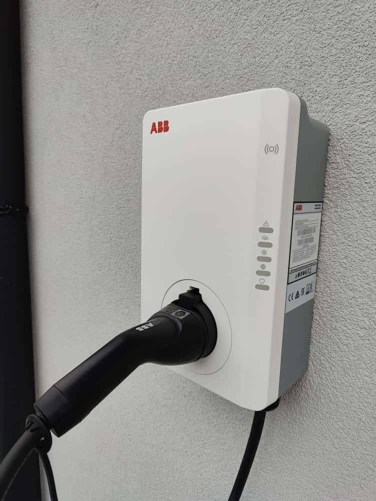 ABB Terra elektroauto uzlādes stacija ar EnergyGarden uzstādīšanu